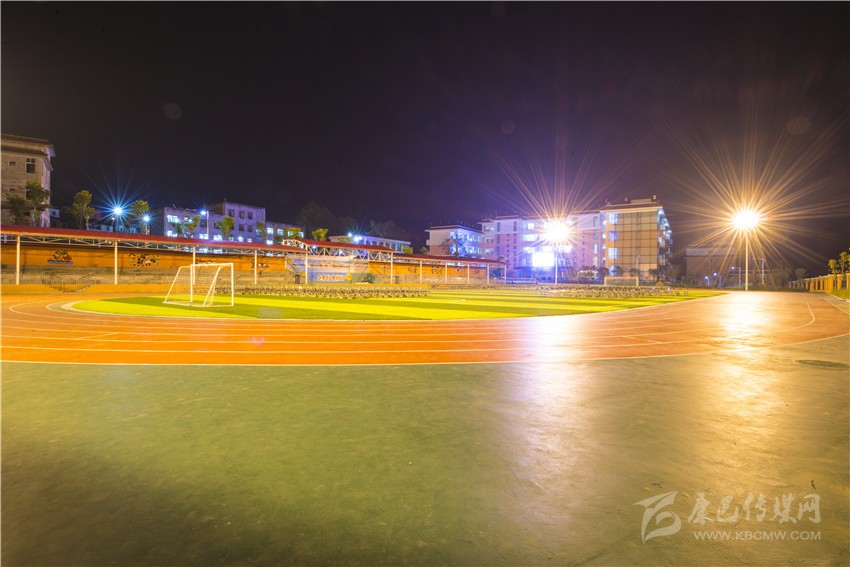 九龍灣壩寄宿制學(xué)?！白兡樣洝? onload=