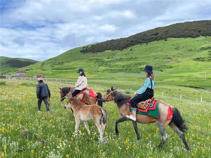 游客在祝?；êｓw驗騎馬  任剛.jpg