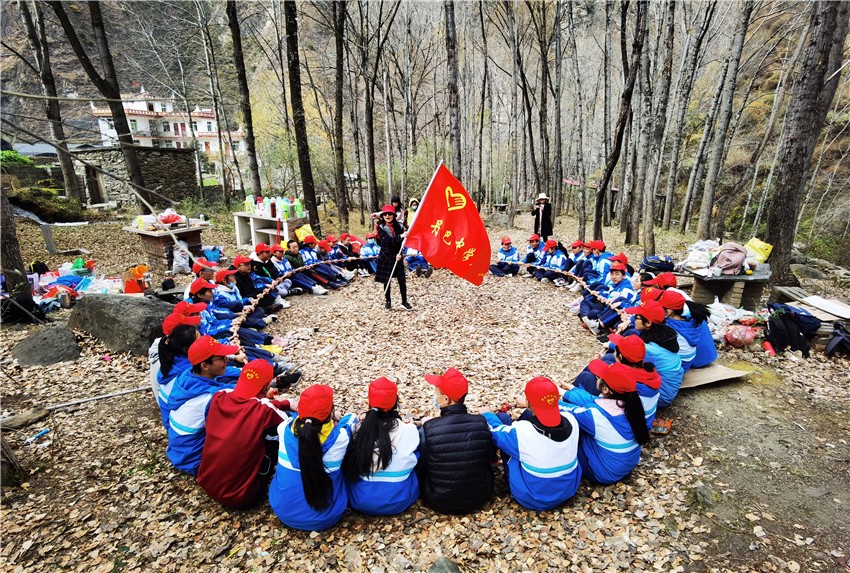 謝玲與學(xué)生.jpg 謝玲與學(xué)生.jpg