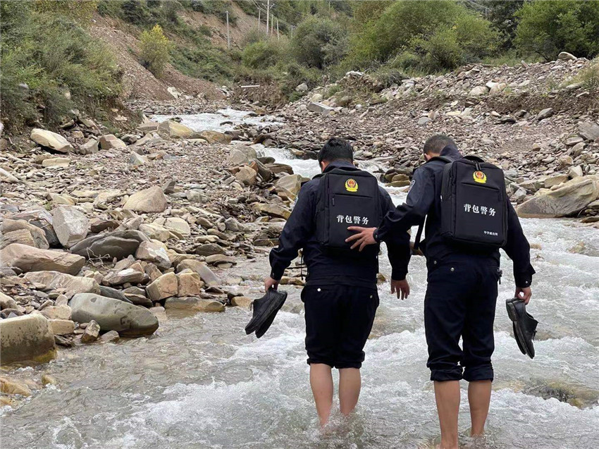 民警蹚水.jpg 民警蹚水.jpg