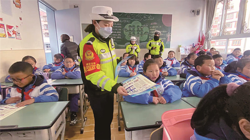 圖為開學(xué)第一課.jpg 圖為開學(xué)第一課.jpg