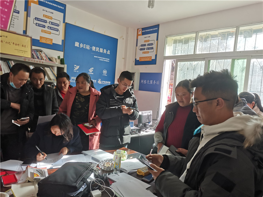 發(fā)放惠農(nóng)資.jpg 發(fā)放惠農(nóng)資.jpg