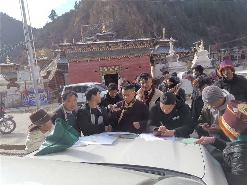 別樣的汽車銀行很接地氣，農(nóng)行德格縣支行開展農(nóng)戶信息建檔，現(xiàn)場(chǎng)為百姓開展金融服務(wù)。.jpg