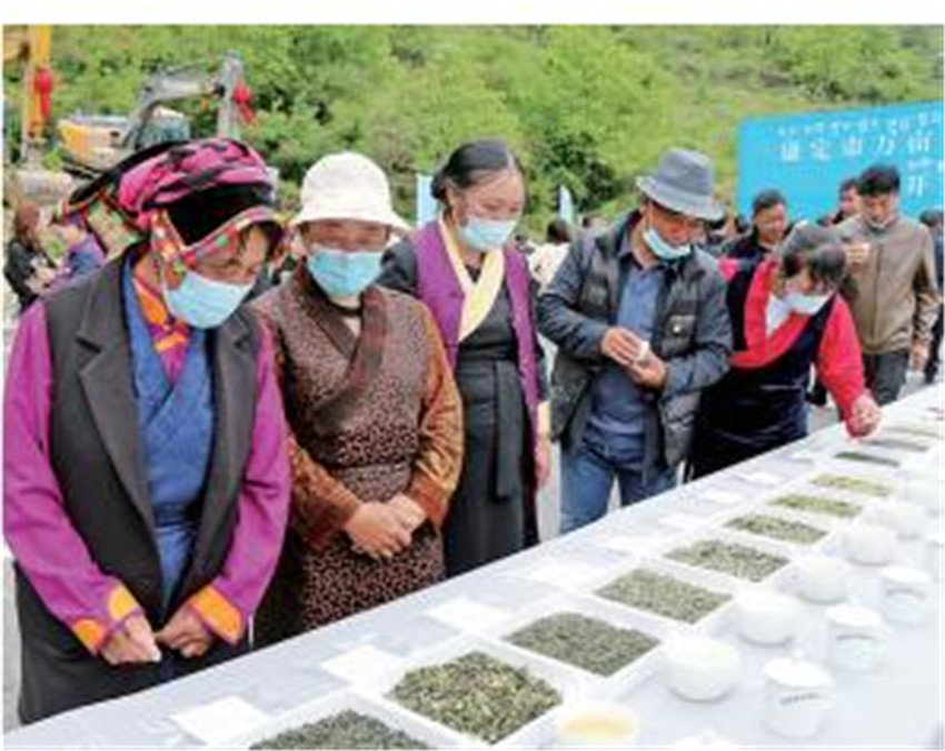 鄉(xiāng)鎮(zhèn)群眾在.jpg 鄉(xiāng)鎮(zhèn)群眾在.jpg