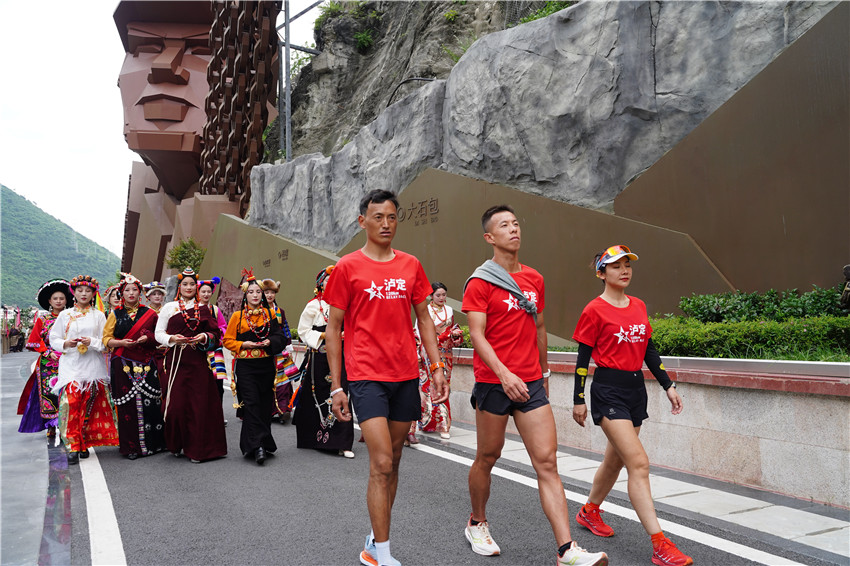 運(yùn)動員來到.jpg 運(yùn)動員來到.jpg