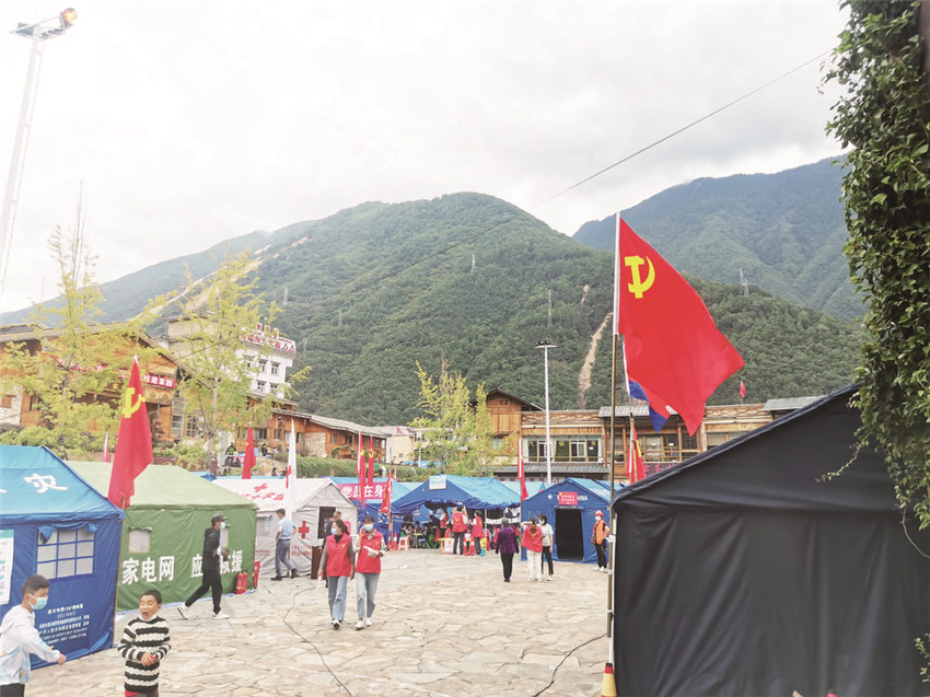 安置點(diǎn)飄揚(yáng).jpg 安置點(diǎn)飄揚(yáng).jpg