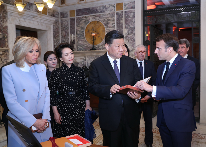 2019年3月24日，習(xí)近平在法國尼斯會見法國總統(tǒng)馬克龍。會見前，馬克龍向習(xí)近平贈送1688年法國出版的首部《論語導(dǎo)讀》法文版原著。