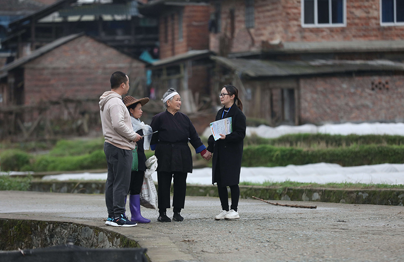2022年3月24日，在廣西柳州市三江侗族自治縣良口鄉(xiāng)南寨村，紀(jì)檢監(jiān)察干部（右一、左一）在了解惠農(nóng)政策落實情況。