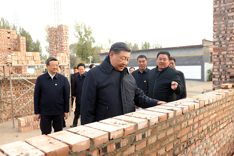2023年11月10日，習(xí)近平總書記在河北保定涿州市刁窩鎮(zhèn)萬全莊村房屋重建施工現(xiàn)場考察。