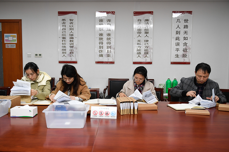 2020年1月8日，浙江寧波市北侖區(qū)紀(jì)委工作人員在檢查北侖區(qū)大數(shù)據(jù)發(fā)展管理中心2019年的公款消費票據(jù)，查找是否存在違規(guī)問題。