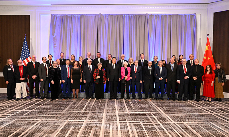 這是美國(guó)友好團(tuán)體聯(lián)合歡迎宴會(huì)開始前，習(xí)近平主席會(huì)見飛虎隊(duì)和史迪威將軍后人、鼓嶺、艾奧瓦州、華盛頓州等方面友好人士代表，同他們親切交談并合影留念。