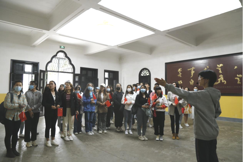 2021年5月20日，在喜迎中國(guó)共產(chǎn)黨建黨100周年之際，我校開展了少數(shù)民族學(xué)生“學(xué)黨史、感恩黨、跟黨走”紅色研學(xué)活動(dòng)。