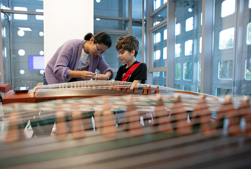 4月29日，在塞爾維亞貝爾格萊德中國文化中心，古箏指導(dǎo)老師王宣（左）在教學(xué)。新華社記者 李京 攝