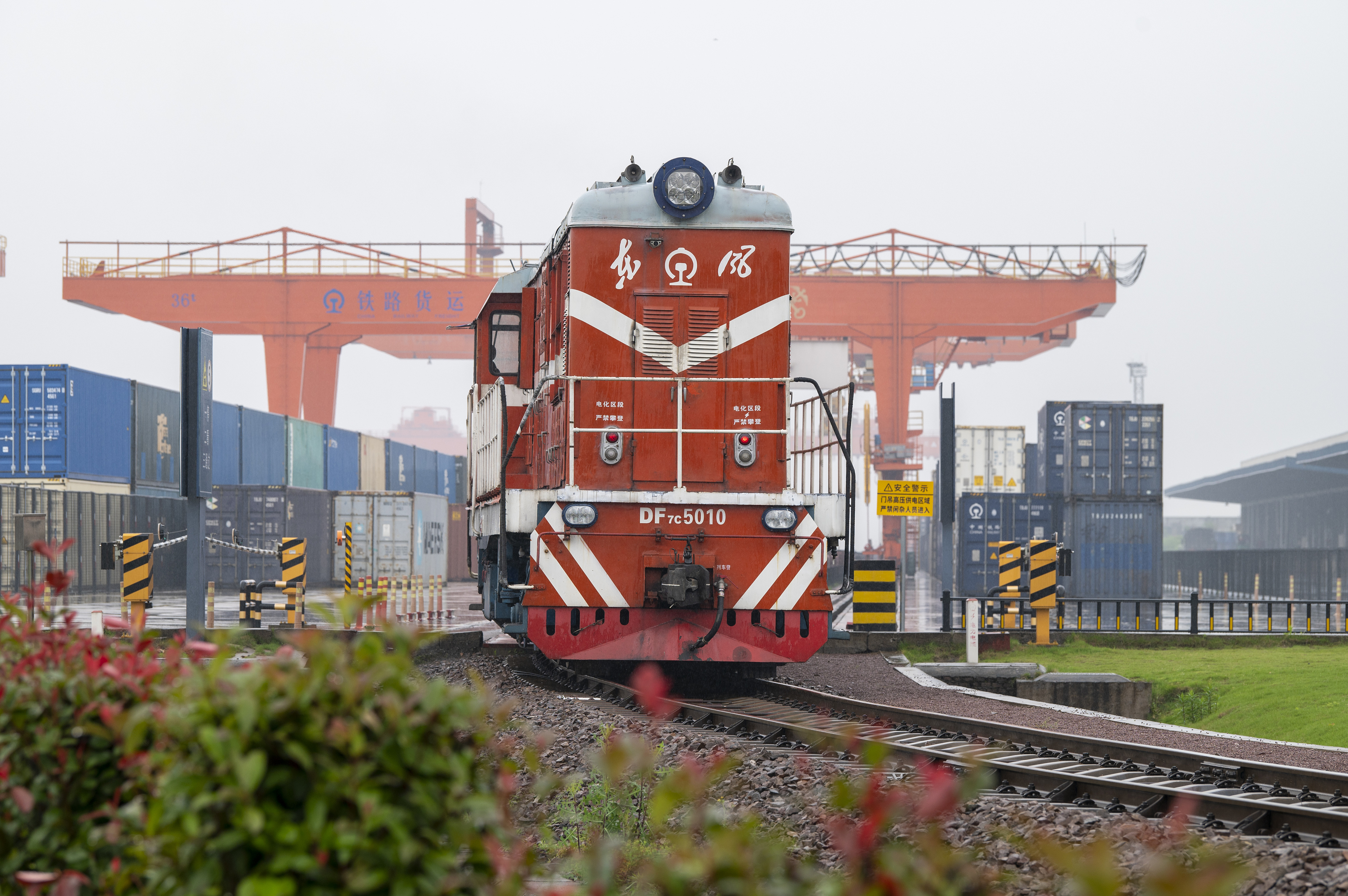 2024年5月5日，“五一”假期最后一天。在浙江省金華市金東區(qū)鐵路金華南站，一列滿載110標(biāo)箱的中歐班列緩緩啟程駛往匈牙利。