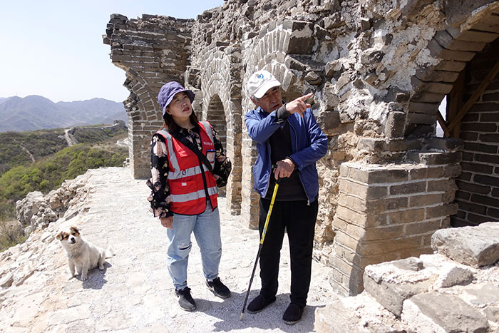 在明長城遺址上，梅景田給外甥女劉紅巖講述長城故事。