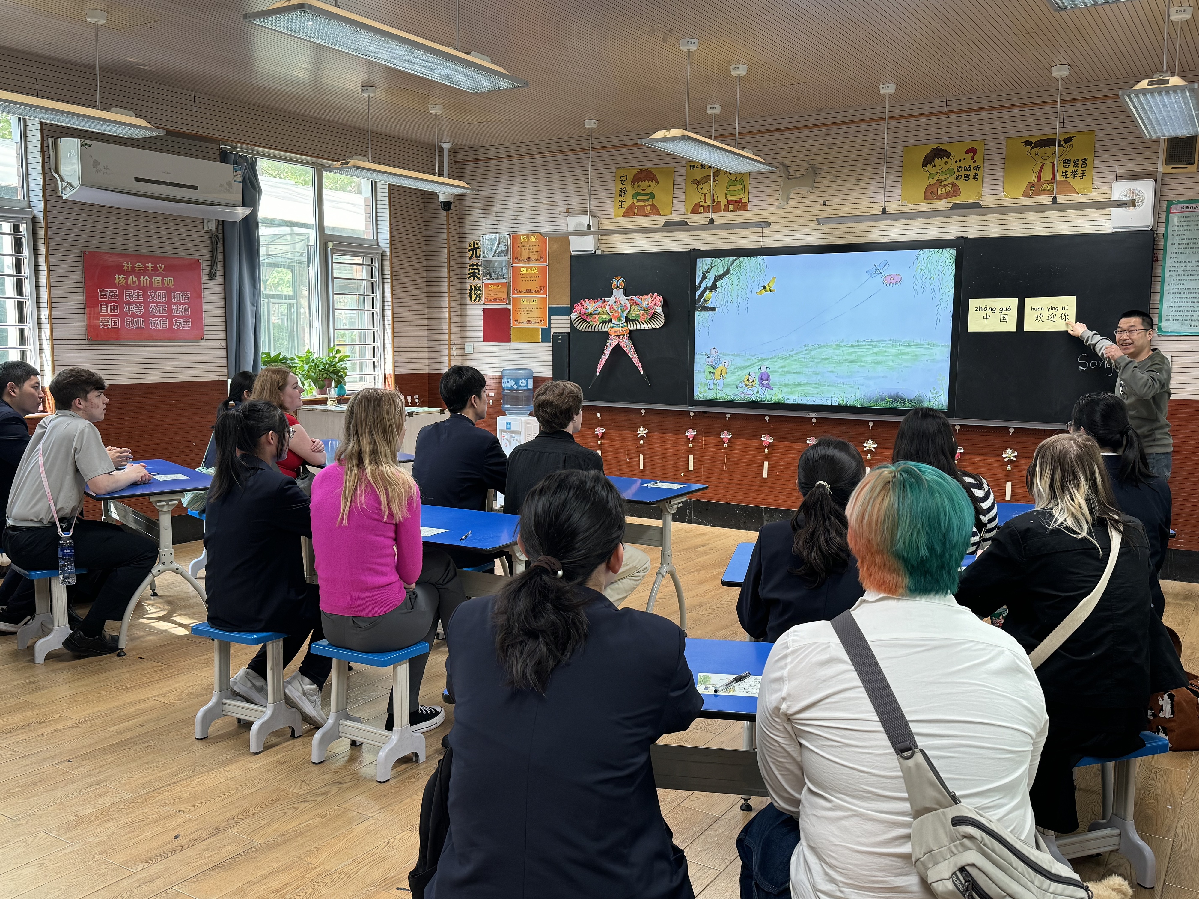 2024年4月20日，美國艾奧瓦州馬斯卡廷高中“友誼傳承”研學(xué)團來到石家莊外國語學(xué)校，中美學(xué)生同上一節(jié)中文課。
