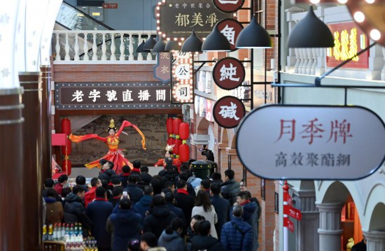 顧客在天津老字號集合店內(nèi)觀看演出。新華社記者 趙子碩 攝