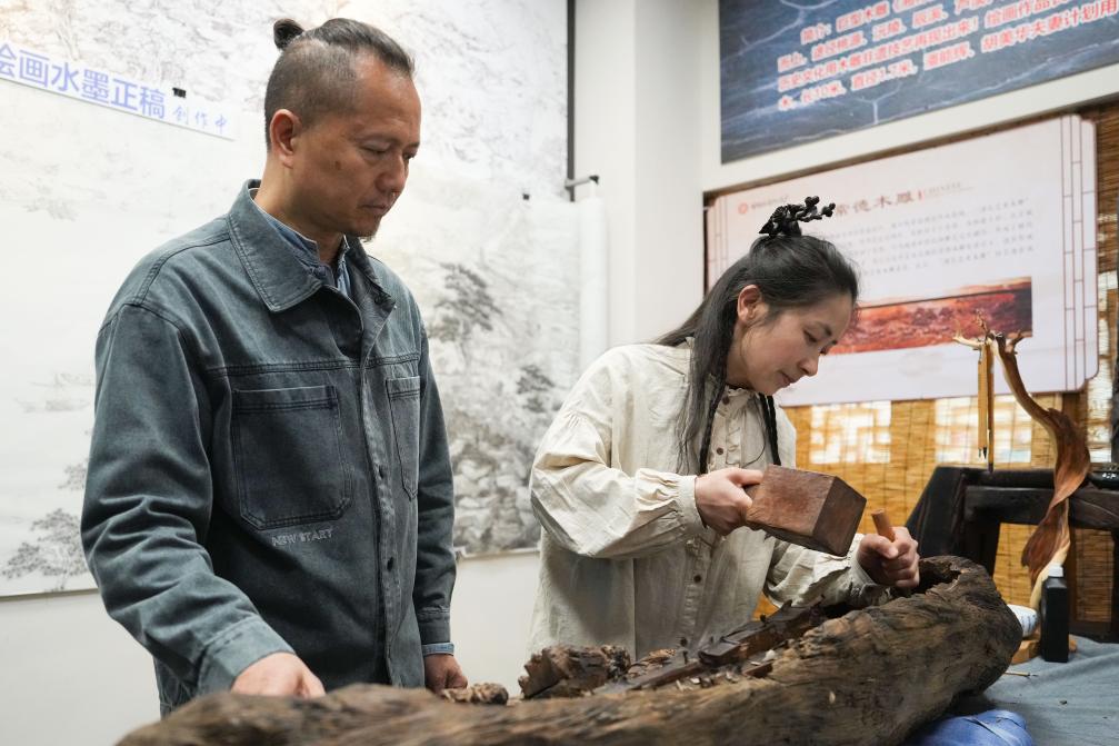 潘能輝和妻子胡美華在湖南常德河街展示木雕。新華社記者 薛宇舸 攝