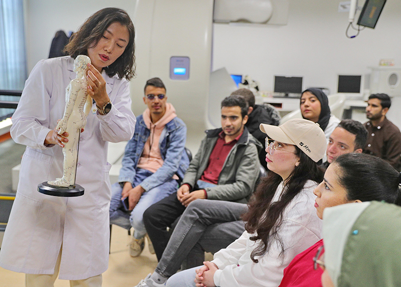 2023年4月19日，河北省秦皇島市中醫(yī)醫(yī)院醫(yī)務(wù)工作者為燕山大學(xué)外國留學(xué)生講解中醫(yī)經(jīng)絡(luò)知識(shí)。