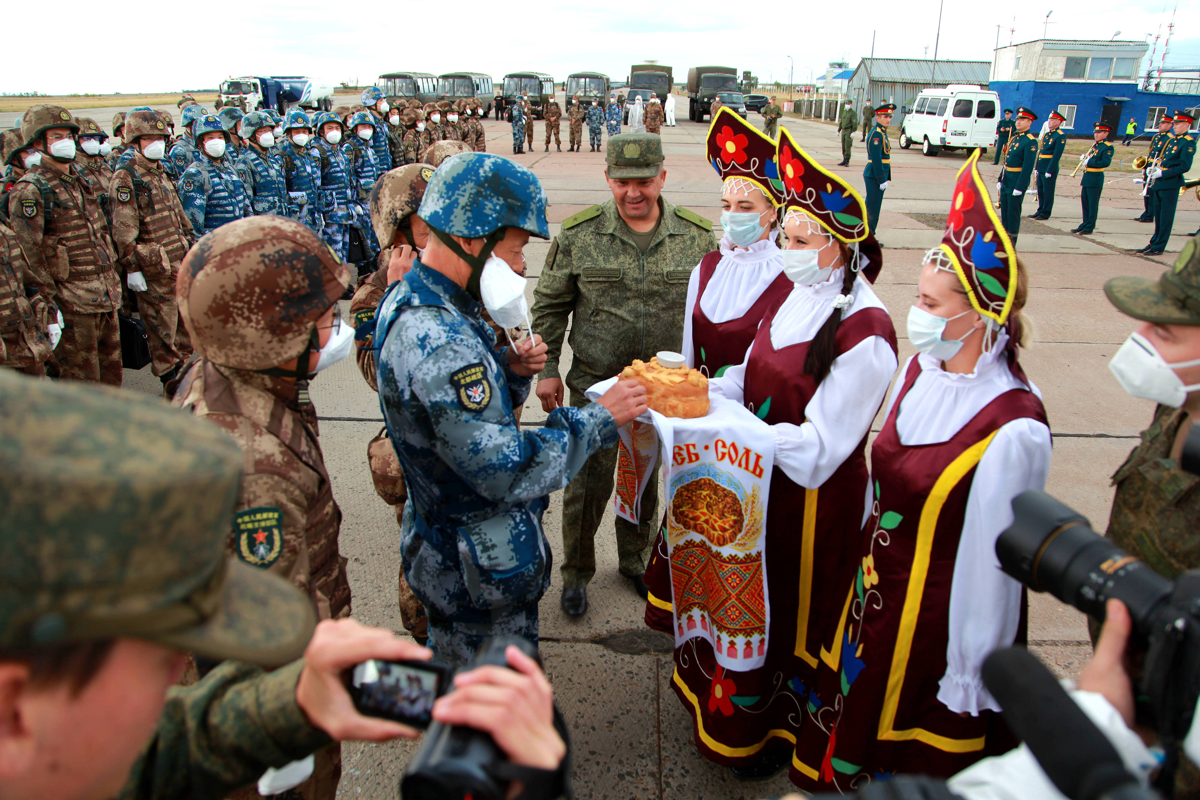 當(dāng)?shù)貢r(shí)間2021年9月10日，跨境參加“和平使命-2021”上海合作組織成員國(guó)聯(lián)合反恐軍演的中方部隊(duì)導(dǎo)演部抵達(dá)俄羅斯奧倫堡“東古茲”靶場(chǎng)演習(xí)地域。圖為俄方人員為中方人員舉行歡迎儀式。