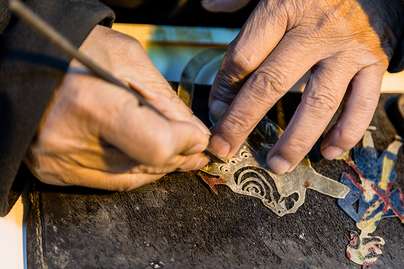 皮影非遺傳承人正在制作皮影。
