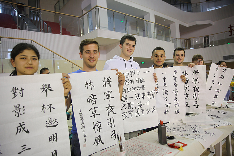 2017年6月5日，來自青島大學(xué)和中國石油大學(xué)（華東）的外國留學(xué)生在展示剛剛現(xiàn)場完成的書法作品。