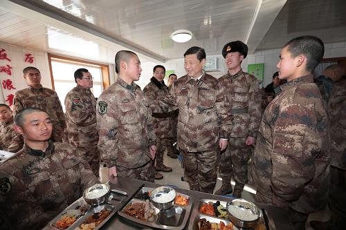 2014年1月26日中午，習近平來到連隊食堂，同戰(zhàn)士們一起用餐。新華社記者 李剛 攝