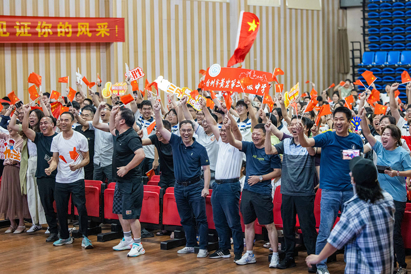 北京時間7月27日，2024年巴黎奧運會首個比賽日，在射擊10米氣步槍混合團體比賽中，中國選手黃雨婷/盛李豪獲得金牌。圖為黃雨婷的母校師生們通過收看奧運直播的方式為她加油助威。