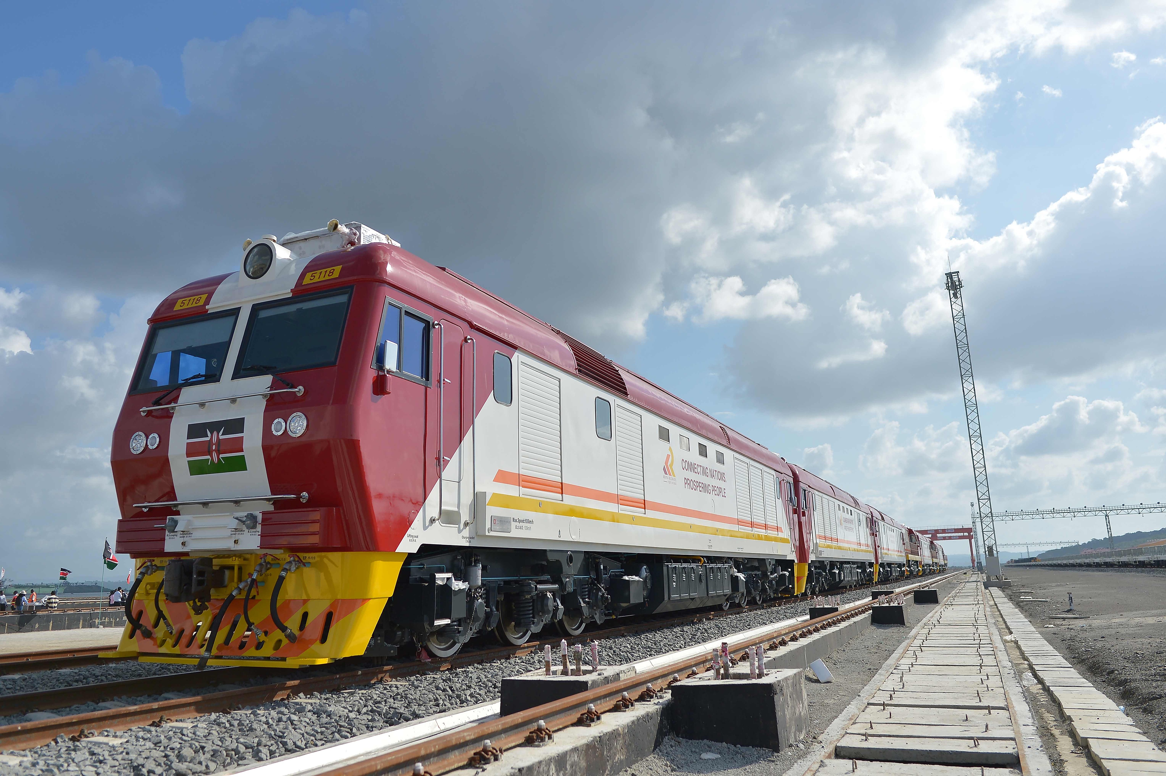 當(dāng)?shù)貢r間2017年5月30日，肯尼亞蒙巴薩，連接肯尼亞港口城市蒙巴薩和首都內(nèi)羅畢的蒙內(nèi)鐵路正式竣工通車。